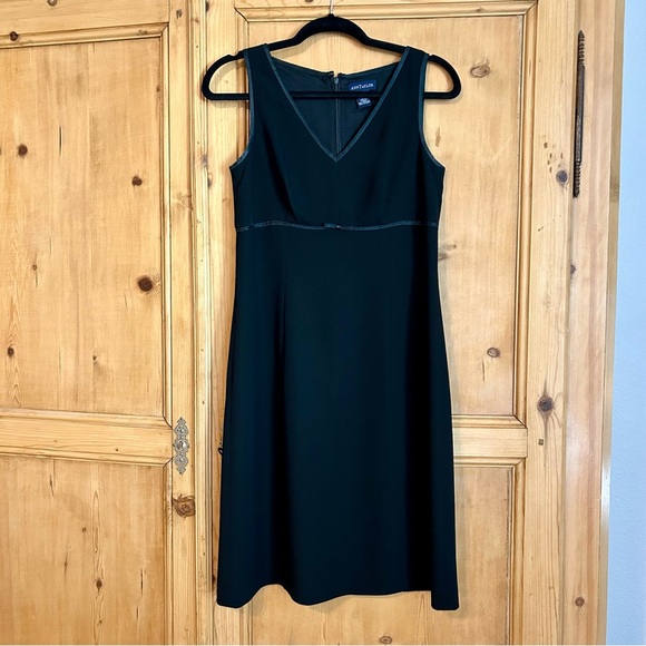 Ann Taylor Women’s Classic Black Dress with Bow Detail Size 4 - Picture 2 of 7